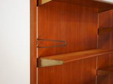 画像をギャラリービューアに読み込む, フィンユール ボヴィルケ製のウォールユニット 北欧ヴィンテージ 壁付け棚 Finn Juhl BO71 Bovirke wall shelving system 柱に棚板やブックエンドを掛けた様子