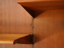 画像をギャラリービューアに読み込む, フィンユール ボヴィルケ製のウォールユニット 北欧ヴィンテージ 壁付け棚 Finn Juhl BO71 Bovirke wall shelving system 柱に棚板をかけるメモリがある 壁面に穴を埋めた跡や傷がある 右側にも小さな穴