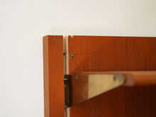 画像をギャラリービューアに読み込む, フィンユール ボヴィルケ製のウォールユニット 北欧ヴィンテージ 壁付け棚 Finn Juhl BO71 Bovirke wall shelving system 柱に棚板をかけるメモリがある 壁面に穴や傷がある