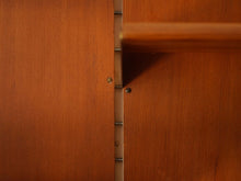 画像をギャラリービューアに読み込む, フィンユール ボヴィルケ製のウォールユニット 北欧ヴィンテージ 壁付け棚 Finn Juhl BO71 Bovirke wall shelving system 柱に棚板をかけるメモリがある