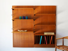 画像をギャラリービューアに読み込む, フィンユール ボヴィルケ製のウォールユニット 北欧ヴィンテージ 壁付け棚 Finn Juhl BO71 Bovirke wall shelving system 棚にディスプレイした様子