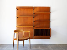 画像をギャラリービューアに読み込む, フィンユール ボヴィルケ製のウォールユニット 北欧ヴィンテージ 壁付け棚 Finn Juhl BO71 Bovirke wall shelving system 棚とハンスJウェグナーのアームチェアThe Chair JH501
