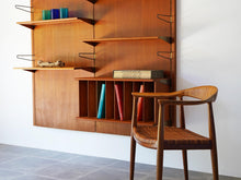 画像をギャラリービューアに読み込む, フィンユール ボヴィルケ製のウォールユニット 北欧ヴィンテージ 壁付け棚 Finn Juhl BO71 Bovirke wall shelving system 棚とハンスJウェグナーのアームチェアThe Chair JH501