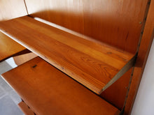 画像をギャラリービューアに読み込む, フィンユール ボヴィルケ製のウォールユニット 北欧ヴィンテージ 壁付け棚 Finn Juhl BO71 Bovirke wall shelving system 溝のついた柱に壁面パネルを取り付ける構造 その溝にある真鍮のメモリに棚を掛ける