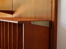 画像をギャラリービューアに読み込む, フィンユール ボヴィルケ製のウォールユニット 北欧ヴィンテージ 壁付け棚 Finn Juhl BO71 Bovirke wall shelving system 溝のついた柱に壁面パネルを取り付ける構造 その溝にある真鍮のメモリに棚の真鍮フックを掛ける