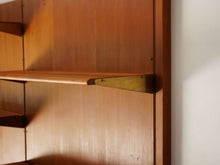 画像をギャラリービューアに読み込む, フィンユール ボヴィルケ製のウォールユニット 北欧ヴィンテージ 壁付け棚 Finn Juhl BO71 Bovirke wall shelving system 溝のついた柱に壁面パネルを取り付ける構造 その溝にある真鍮のメモリに棚を掛ける