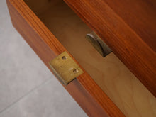 画像をギャラリービューアに読み込む, フィンユール ボヴィルケ製のウォールユニット 北欧ヴィンテージ 壁付け棚 Finn Juhl BO71 Bovirke wall shelving system チークのチェストには真鍮の取手 半月になる