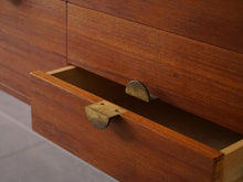 画像をギャラリービューアに読み込む, フィンユール ボヴィルケ製のウォールユニット 北欧ヴィンテージ 壁付け棚 Finn Juhl BO71 Bovirke wall shelving system チークのチェストに真鍮の取手 満月から半月になるようなデザイン
