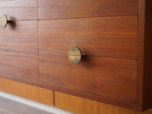 画像をギャラリービューアに読み込む, フィンユール ボヴィルケ製のウォールユニット 北欧ヴィンテージ 壁付け棚 Finn Juhl BO71 Bovirke wall shelving system チークのチェストに真鍮の取手