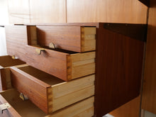 画像をギャラリービューアに読み込む, フィンユール ボヴィルケ製のウォールユニット 北欧ヴィンテージ 壁付け棚 Finn Juhl BO71 Bovirke wall shelving system チークのチェスト 引き出しの側面