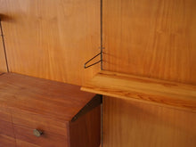 画像をギャラリービューアに読み込む, フィンユール ボヴィルケ製のウォールユニット 北欧ヴィンテージ 壁付け棚 Finn Juhl BO71 Bovirke wall shelving system マホガニーの壁面とパイン材の棚板とチークのチェスト