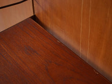 画像をギャラリービューアに読み込む, フィンユール ボヴィルケ製のウォールユニット 北欧ヴィンテージ 壁付け棚 Finn Juhl BO71 Bovirke wall shelving system マホガニーの壁面とパイン材の棚板にシミ チークのデスク板に傷や凹み