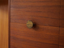 画像をギャラリービューアに読み込む, フィンユール ボヴィルケ製のウォールユニット 北欧ヴィンテージ 壁付け棚 Finn Juhl BO71 Bovirke wall shelving system チークのチェストに真鍮の取手