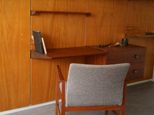 画像をギャラリービューアに読み込む, フィンユール ボヴィルケ製のウォールユニット 北欧ヴィンテージ 壁付け棚 Finn Juhl BO71 Bovirke wall shelving system 簡易デスクになる大きめの棚板が付いています