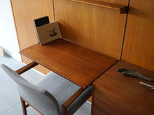 画像をギャラリービューアに読み込む, フィンユール ボヴィルケ製のウォールユニット 北欧ヴィンテージ 壁付け棚 Finn Juhl BO71 Bovirke wall shelving system 簡易デスクになる大きめの棚板が付いています