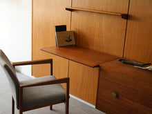 画像をギャラリービューアに読み込む, フィンユール ボヴィルケ製のウォールユニット 北欧ヴィンテージ 壁付け棚 Finn Juhl BO71 Bovirke wall shelving system 簡易デスクになる大きめの棚板が付いています