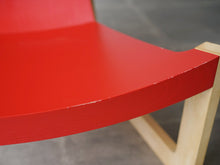 画像をギャラリービューアに読み込む, Lise & Hans Isbrand Prototype Chair PPmobler 北欧デザインチェア 赤い椅子の座面縁 塗装剥がれあり
