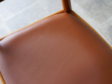画像をギャラリービューアに読み込む, Hans J. Wegne JH503 Johannes Hansen ハンスJウェグナー ザ・チェア マホガニーとレザー 名作チェア デザイナーズチェア ヴィンテージ ウェグナーのアームチェアの座面はレザー