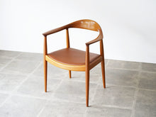 画像をギャラリービューアに読み込む, Hans J. Wegne JH503 Johannes Hansen ハンスJウェグナー ザ・チェア マホガニーとレザー 名作チェア デザイナーズチェア ヴィンテージ ウェグナーのアームチェアの斜めやや上から