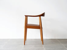 画像をギャラリービューアに読み込む, Hans J. Wegne JH503 Johannes Hansen ハンスJウェグナー ザ・チェア マホガニーとレザー 名作チェア デザイナーズチェア ヴィンテージ ウェグナーのアームチェアの側面