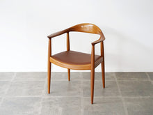 画像をギャラリービューアに読み込む, Hans J. Wegne JH503 Johannes Hansen ハンスJウェグナー ザ・チェア マホガニーとレザー 名作チェア デザイナーズチェア ヴィンテージ ウェグナーのアームチェアの斜めやや上から