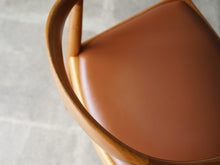 画像をギャラリービューアに読み込む, Hans J. Wegne JH503 Johannes Hansen ハンスJウェグナー ザ・チェア マホガニーとレザー 名作チェア デザイナーズチェア ヴィンテージ ウェグナーのアームチェアの背もたれ