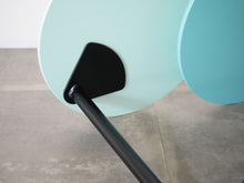 画像をギャラリービューアに読み込む, アシンメトリーなサイトテーブル 水色と薄緑のテーブル 北欧カラー 小さいテーブル可愛い Lise Hans Isbrand loop side table Erik Jørgensen テーブルの裏面の脚の付け根