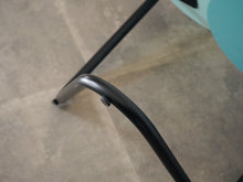 画像をギャラリービューアに読み込む, アシンメトリーなサイトテーブル 水色と薄緑のテーブル 北欧カラー 小さいテーブル可愛い Lise Hans Isbrand loop side table Erik Jørgensen テーブルの脚