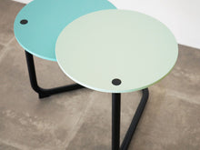 画像をギャラリービューアに読み込む, アシンメトリーなサイトテーブル 水色と薄緑のテーブル 北欧カラー 小さいテーブル可愛い Lise Hans Isbrand loop side table Erik Jørgensen 高い方の天板はやや緑