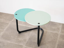 画像をギャラリービューアに読み込む, アシンメトリーなサイトテーブル 水色と薄緑のテーブル 北欧カラー 小さいテーブル可愛い Lise Hans Isbrand loop side table Erik Jørgensen 天板やや上から