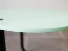 画像をギャラリービューアに読み込む, アシンメトリーなサイトテーブル 水色と薄緑のテーブル 北欧カラー 小さいテーブル可愛い Lise Hans Isbrand loop side table Erik Jørgensen 高い方の天板に塗装剥がれ