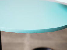 画像をギャラリービューアに読み込む, アシンメトリーなサイトテーブル 水色と薄緑のテーブル 北欧カラー 小さいテーブル可愛い Lise Hans Isbrand loop side table Erik Jørgensen 天板に塗装剥がれ