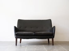 画像をギャラリービューアに読み込む, アルネ・ヴォッダーのソファ ツーシーター 2人用ソファ 北欧ビンテージ rne Vodder Sofa brazilian rosewood 1953 ivan schlechter イヴァンシュレクターによる革張り 黒革のソファ ソファの正面