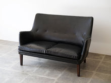 画像をギャラリービューアに読み込む, アルネ・ヴォッダーのソファ ツーシーター 2人用ソファ 北欧ビンテージ rne Vodder Sofa brazilian rosewood 1953 ivan schlechter イヴァンシュレクターによる革張り 黒革のソファ ソファ レザーの破れあり