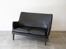 画像をギャラリービューアに読み込む, アルネ・ヴォッダーのソファ ツーシーター 2人用ソファ 北欧ビンテージ rne Vodder Sofa brazilian rosewood 1953 ivan schlechter イヴァンシュレクターによる革張り 黒革のソファ ソファのやや上から