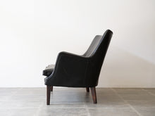 画像をギャラリービューアに読み込む, アルネ・ヴォッダーのソファ ツーシーター 2人用ソファ 北欧ビンテージ rne Vodder Sofa brazilian rosewood 1953 ivan schlechter イヴァンシュレクターによる革張り 黒革のソファ ソファの側面