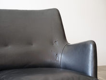 画像をギャラリービューアに読み込む, アルネ・ヴォッダーのソファ ツーシーター 2人用ソファ 北欧ビンテージ rne Vodder Sofa brazilian rosewood 1953 ivan schlechter イヴァンシュレクターによる革張り 黒革のソファ ソファの背もたれ 革に破れあり