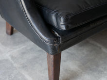 画像をギャラリービューアに読み込む, アルネ・ヴォッダーのソファ ツーシーター 2人用ソファ 北欧ビンテージ rne Vodder Sofa brazilian rosewood 1953 ivan schlechter イヴァンシュレクターによる革張り 黒革のソファ ソファの角に破れあり