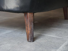 画像をギャラリービューアに読み込む, アルネ・ヴォッダーのソファ ツーシーター 2人用ソファ 北欧ビンテージ rne Vodder Sofa brazilian rosewood 1953 ivan schlechter イヴァンシュレクターによる革張り 黒革のソファ ソファの脚先に欠け ブラジリアンローズウッド