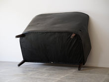 画像をギャラリービューアに読み込む, アルネ・ヴォッダーのソファ ツーシーター 2人用ソファ 北欧ビンテージ rne Vodder Sofa brazilian rosewood 1953 ivan schlechter イヴァンシュレクターによる革張り 黒革のソファ ソファの裏面