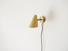 画像をギャラリービューアに読み込む, デンマークデザインの黄色いシェードと真鍮のウォールランプ 北欧デザイン照明 スポットライト
