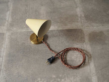 画像をギャラリービューアに読み込む, デンマークデザインの黄色いシェードと真鍮のウォールランプ 北欧デザイン照明 スポットライト コンセントは日本仕様に修繕済