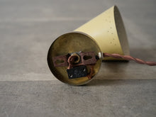 画像をギャラリービューアに読み込む, デンマークデザインの黄色いシェードと真鍮のウォールランプ 北欧デザイン照明 スポットライト 裏面 軽量なので押しピンでも設置できます