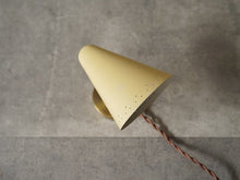 画像をギャラリービューアに読み込む, デンマークデザインの黄色いシェードと真鍮のウォールランプ 北欧デザイン照明 スポットライト シェード