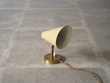 画像をギャラリービューアに読み込む, デンマークデザインの黄色いシェードと真鍮のウォールランプ 北欧デザイン照明 スポットライト 床置き