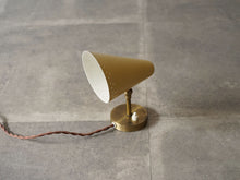 画像をギャラリービューアに読み込む, デンマークデザインの黄色いシェードと真鍮のウォールランプ 北欧デザイン照明 スポットライト 床置き