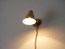 画像をギャラリービューアに読み込む, デンマークデザインの黄色いシェードと真鍮のウォールランプ 北欧デザイン照明 スポットライト 点灯イメージ