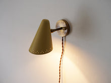 画像をギャラリービューアに読み込む, デンマークデザインの黄色いシェードと真鍮のウォールランプ 北欧デザイン照明 スポットライト 点灯イメージ