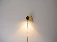画像をギャラリービューアに読み込む, デンマークデザインの黄色いシェードと真鍮のウォールランプ 北欧デザイン照明 スポットライト 点灯イメージ
