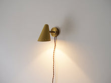 画像をギャラリービューアに読み込む, デンマークデザインの黄色いシェードと真鍮のウォールランプ 北欧デザイン照明 スポットライト 点灯イメージ